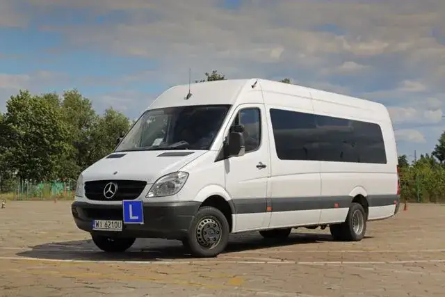 Jakie prawo jazdy potrzebne do busa 11 osobowego? Sprawdź wymagania