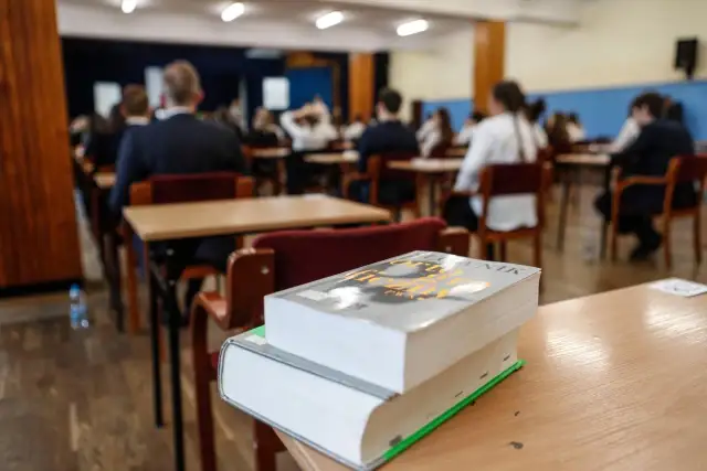 Jak napisać kontekst w rozprawce, aby wzmocnić swoje argumenty