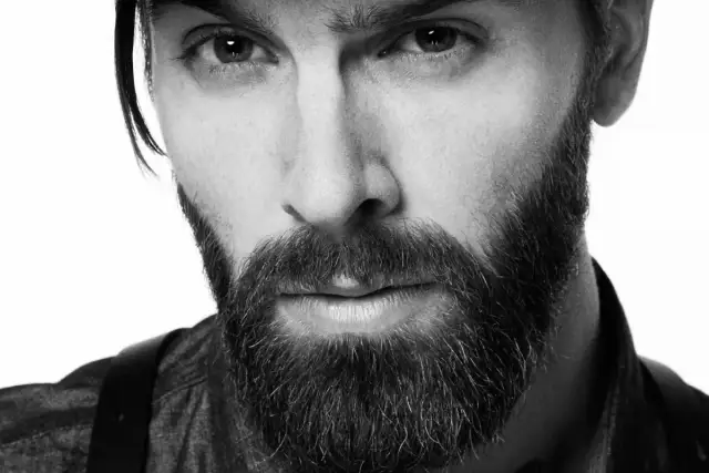 Jak przyciąć zarost? Perfekcyjna broda w domu krok po kroku.