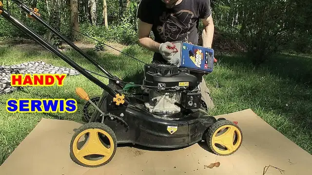 Jak wymienić olej w kosiarce spalinowej - uniknij najczęstszych błędów