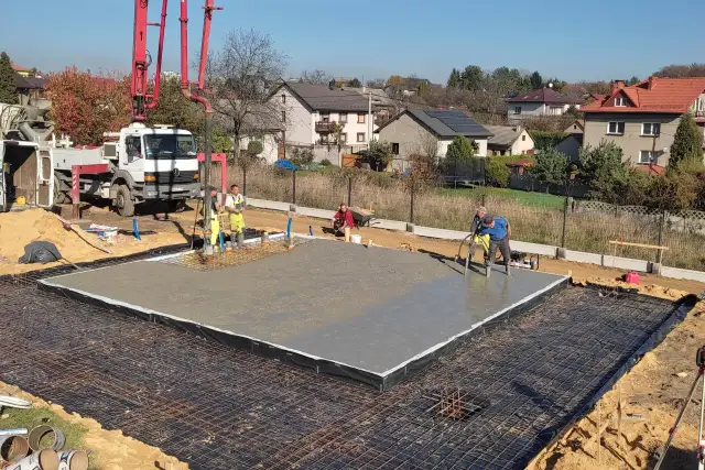 Fundament pod dom 70m2: Płyta czy ławy? Poznaj koszty i uniknij błędów