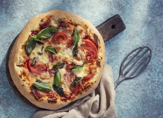 Jak zrobić pizzę bez drożdży w 30 minut - szybki i prosty przepis