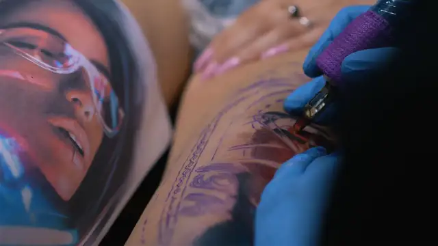 Tatuaż róża: Co naprawdę oznacza? Przewodnik po symbolice