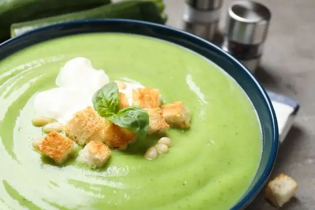 Idealna zupa krem z cukinii? Poznaj przepis i sekret aksamitności