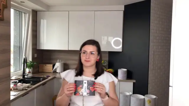 Jak skutecznie przykleić okleinę na meblach - sprawdzone metody i kleje