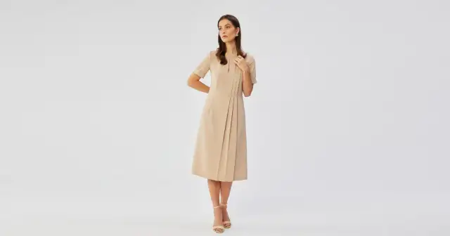 Jak się ubrać na wesele po 50? Porady ekspertki na stylowe kreacje