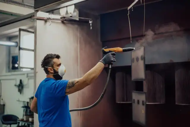 Ile kosztuje malowanie proszkowe balustrady? Sprawdź ceny i ukryte koszty