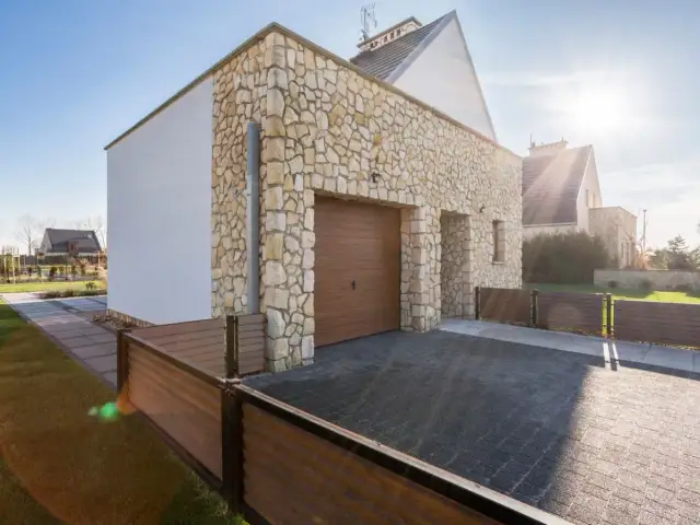 Jak wybrać odpowiedni kamień na elewację domu, aby uniknąć problemów?