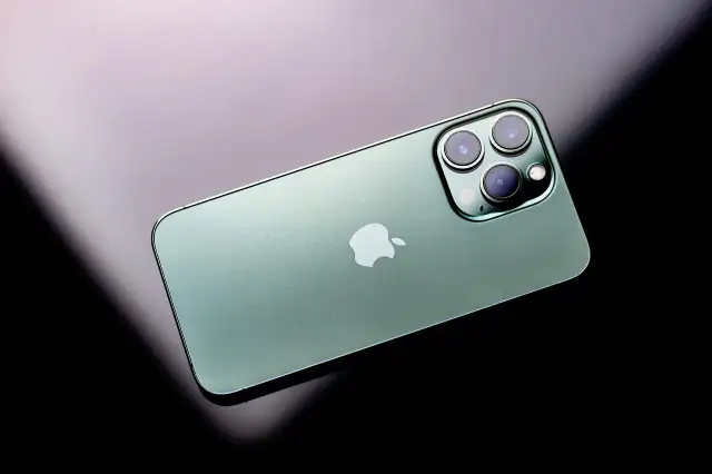 Zielony iPhone z potrójnym aparatem. Dowiedz się, jak przyspieszyć iPhone, by działał jak nowy.