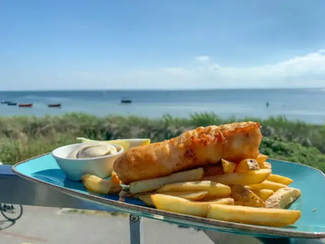 Gdzie zjeść na Półwyspie Helskim? Sprawdź najlepsze restauracje i lokalne smaki!