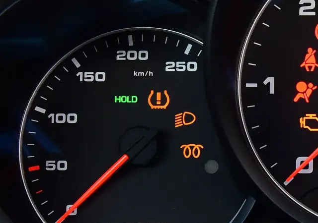 Na desce rozdzielczej świeci się kontrolka informująca o niskim ciśnieniu w oponach.