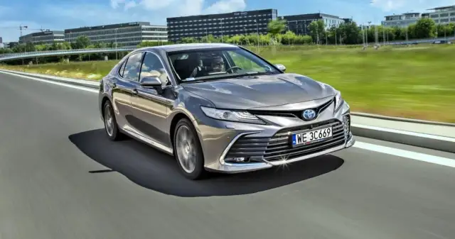 Toyota Camry Hybrid: Ile pali? Realne spalanie i nowa generacja