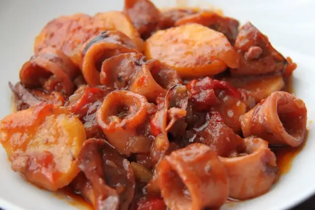 Guiso de calamares con patatas: receta fácil y deliciosa para disfrutar