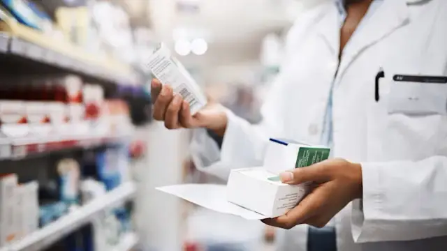 Farmaceuta w laboratorium: Ile zarobisz? Pensje, widełki, trendy