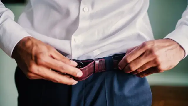 Jak wkladac koszule do spodni, aby uniknąć modowych błędów?