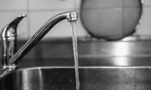 Dlaczego nie ma ciepłej wody w kranie? Oto możliwe przyczyny i rozwiązania