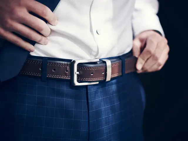 Szeroki pasek do spódnicy: Jak nosić, by wyglądać olśniewająco?