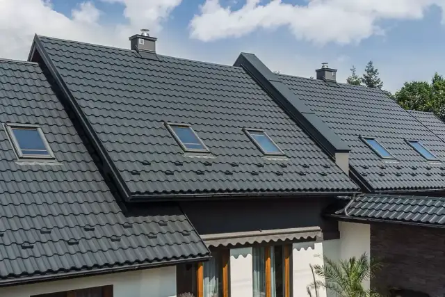 Jakie pokrycie dachów wybrać? Poradnik dla oszczędnych i wymagających
