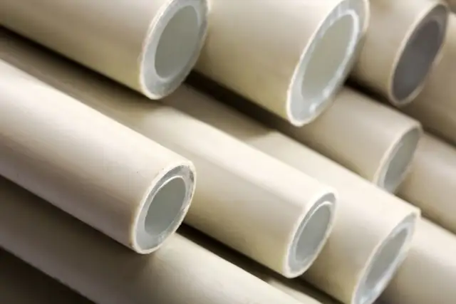 Stos rur pex do co, gotowych do montażu instalacji grzewczej.