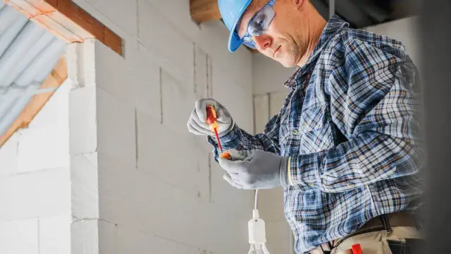 Ile kosztuje elektryka w domu 100m2? Sprawdź, co wpływa na ceny