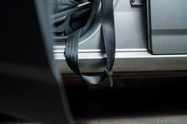 Jak wyczyścić pasy bezpieczeństwa i uniknąć ich uszkodzenia