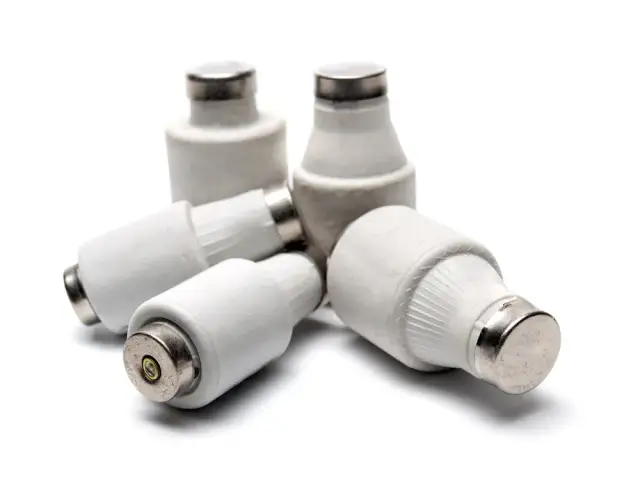 Jak włączyć bezpiecznik automatyczny i uniknąć problemów z prądem