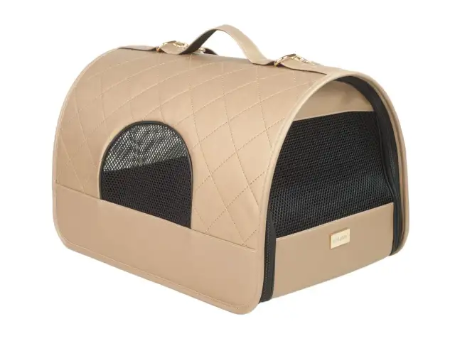 Beżowy, pikowany transporter dla kota z siatkowymi okienkami i uchwytem.