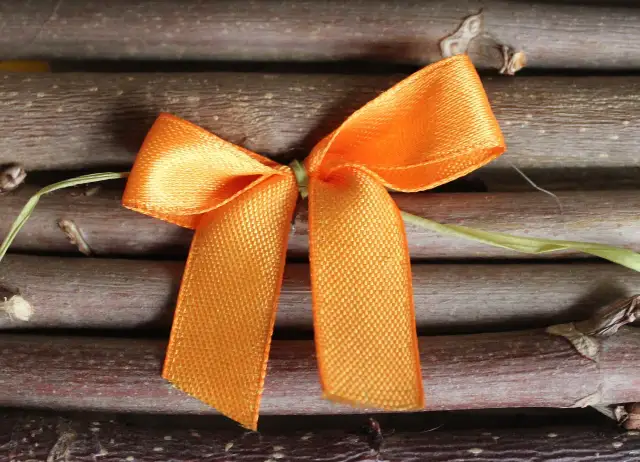 Jak zrobić kokardę do wiązanki na cmentarz, aby wyrazić pamięć