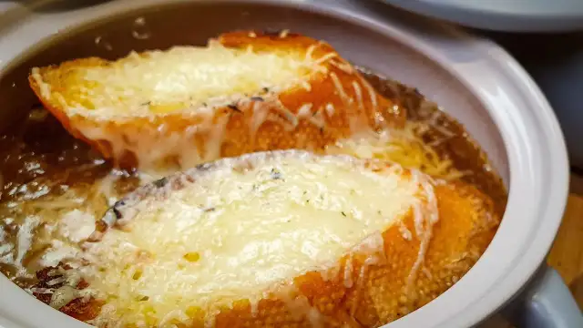 Jakie przyprawy do zupy cebulowej, które wydobędą jej wyjątkowy smak?