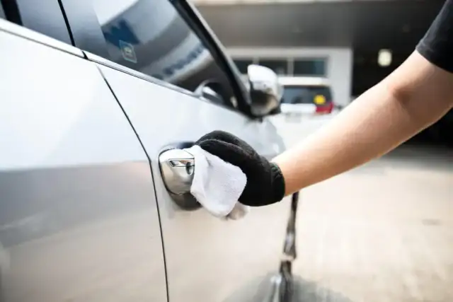 Odtłuszczanie lakieru: Jak to zrobić, by lakier był trwały?