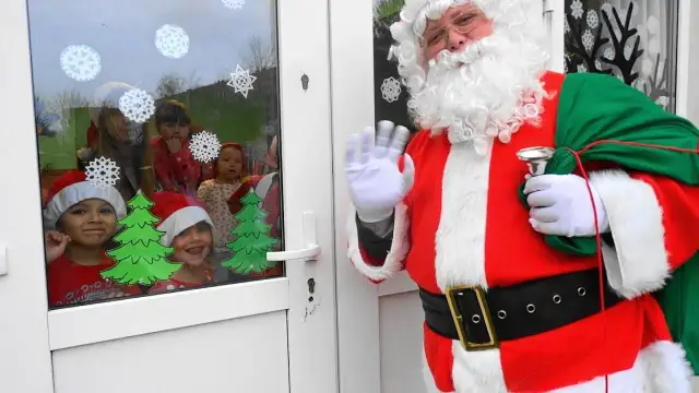 Kto zagląda w okno? Odkryj tajemnice tradycji bożonarodzeniowych