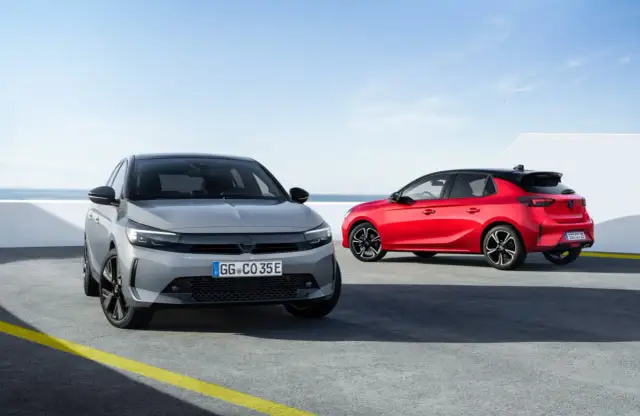 Dwa Ople Corsa: szary z przodu, czerwony z tyłu. Idealne pierwsze auto dla dziewczyny, stylowe i nowoczesne.