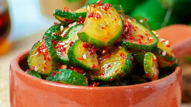 Przepis na ogórki konserwowe z chili, które są idealną przekąską!