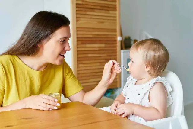 Ile zarabia opiekunka w żłobku? Zaskakujące fakty o wynagrodzeniach