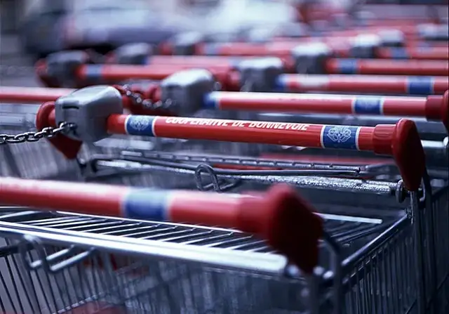 Czy zakupy w niedzielę to grzech? Odkryj moralne dylematy tej praktyki