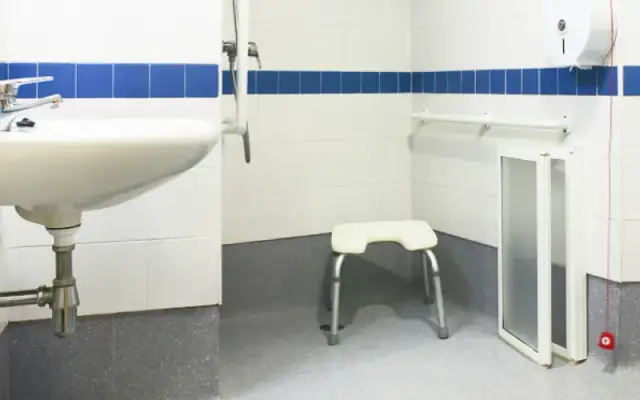 Jakie krzesło do łazienki wybrać, aby zapewnić bezpieczeństwo i komfort?