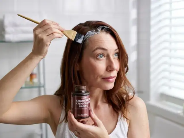 Skuteczne metody na odrosty włosów: naturalne i kosmetyczne rozwiązania