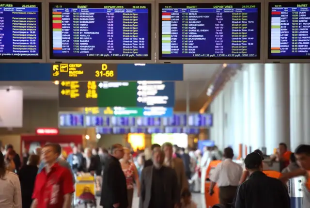 Jak wygląda przesiadka na lotnisku? Kluczowe informacje i porady.