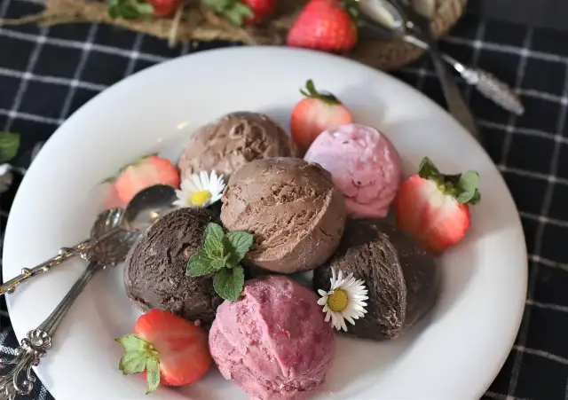 Przepisy na zdrowe lody, które zaspokoją Twoje słodkie pragnienia
