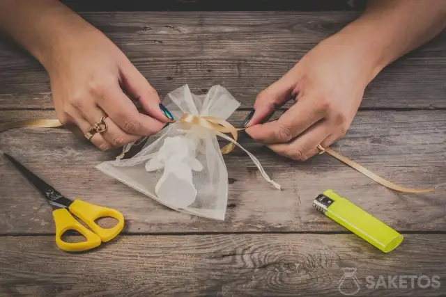 Twórz piękne dekoracje z satynowej wstążki: Poradnik DIY