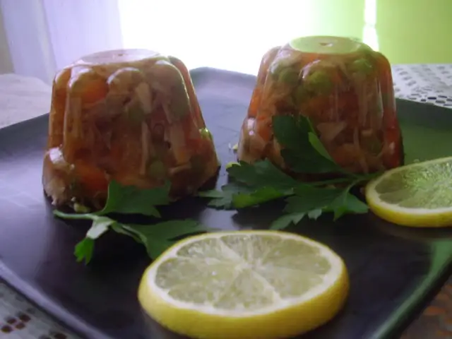 Idealne zimne nóżki z golonki: przepis na klarowną galaretę