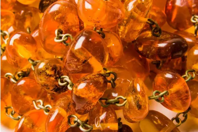 Jak bezpiecznie czyścić biżuterię ze srebra i bursztynu w domu?