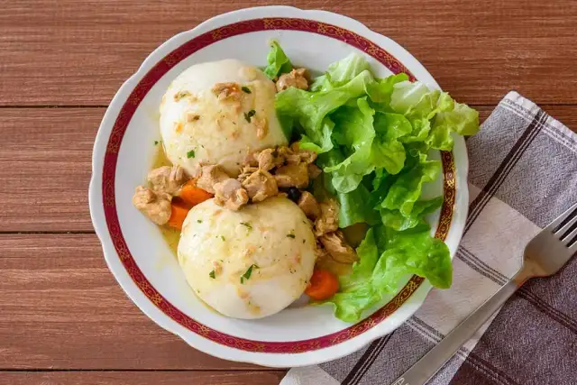 Kluski na parze: z czym je podać? Słodko, słono i regionalnie!