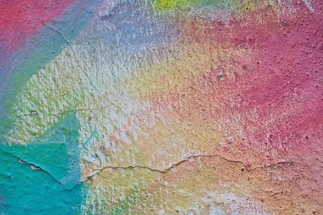 Jak skutecznie wyczyścić tynk strukturalny bez uszkodzeń?