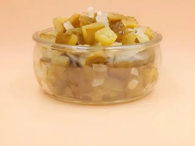 Surówka z kiszonych ogórków: przepis na idealny smak i chrupkość