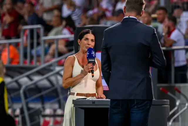 Dziennikarka z mikrofonem Canal+ pyta, kto pokaże ekstraklasę w przyszłym sezonie. Widownia na stadionie czeka na odpowiedź.