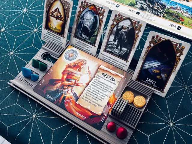Karty gry planszowej Talisman: Magia i Miecz, z elementami i żetonami.