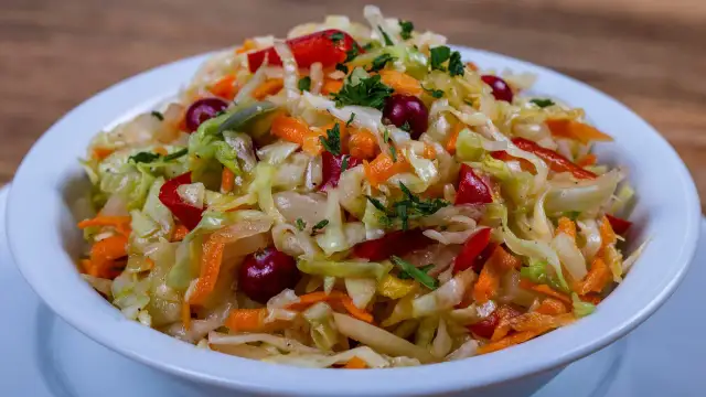 Sałatka z kiszonej kapusty: prosty przepis i sekrety idealnego smaku