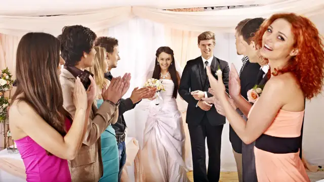 Czy można założyć białą sukienkę na wesele? Zasady i wyjątki