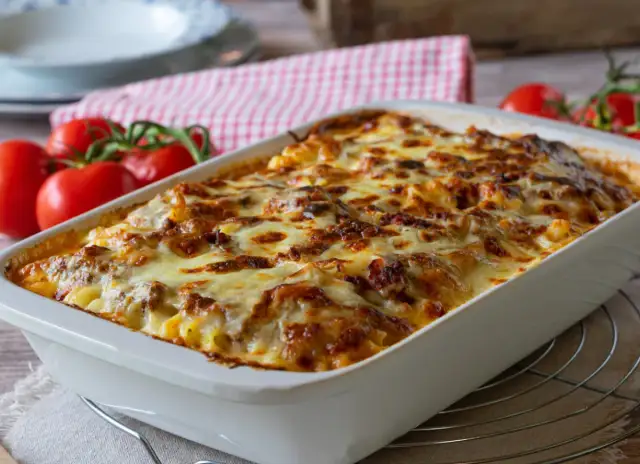 Zapiekanka z makaronem spaghetti i mielonym mięsem, która zachwyca smakiem